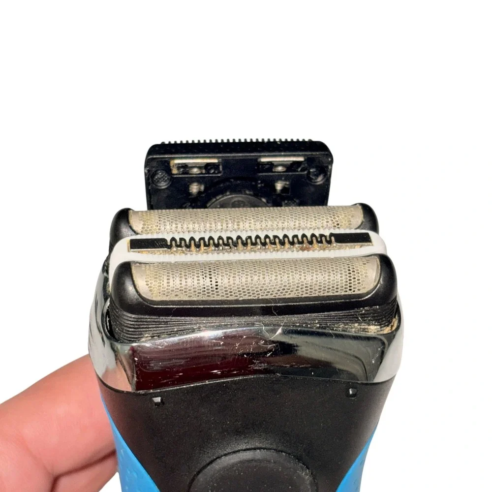 Braun Series 3 3040s Wet & Dry Electric Foil Shaver Blue w/ Charger Works Great!